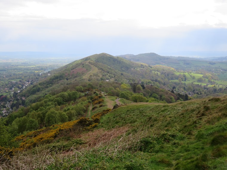 United Kingdom England West, Malvern Hills, South from below Worcestershire Beacon, 1 May, pretty showery day, Walkopedia