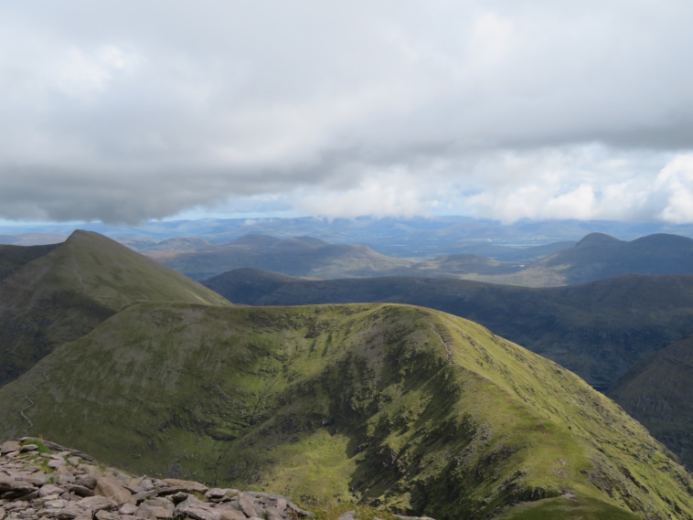 Ireland Kerry Iveragh Peninsula, Carrauntoohil, Cnoc na Tionne from summit, Walkopedia