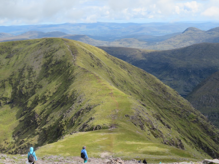 Ireland Kerry Iveragh Peninsula, Carrauntoohil, Descent to Cnoc na Tionne, Walkopedia