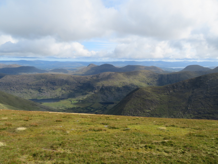 Ireland Kerry Iveragh Peninsula, MacGillycuddy's Reeks, South from Cnoc na Tionne, Walkopedia