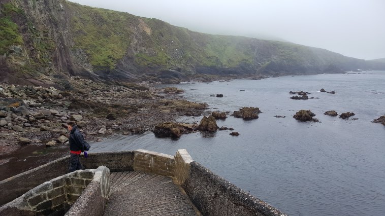 Ireland Kerry Dingle Peninsula, Great Blasket Island, Descending to Dunquin pier, Walkopedia