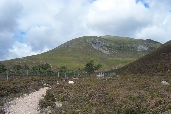 United Kingdom Scotland Cairngorms, Carn a'Mhaim, Carn a' Mhaim from near Luibeg Bridge Cairngorms, Walkopedia