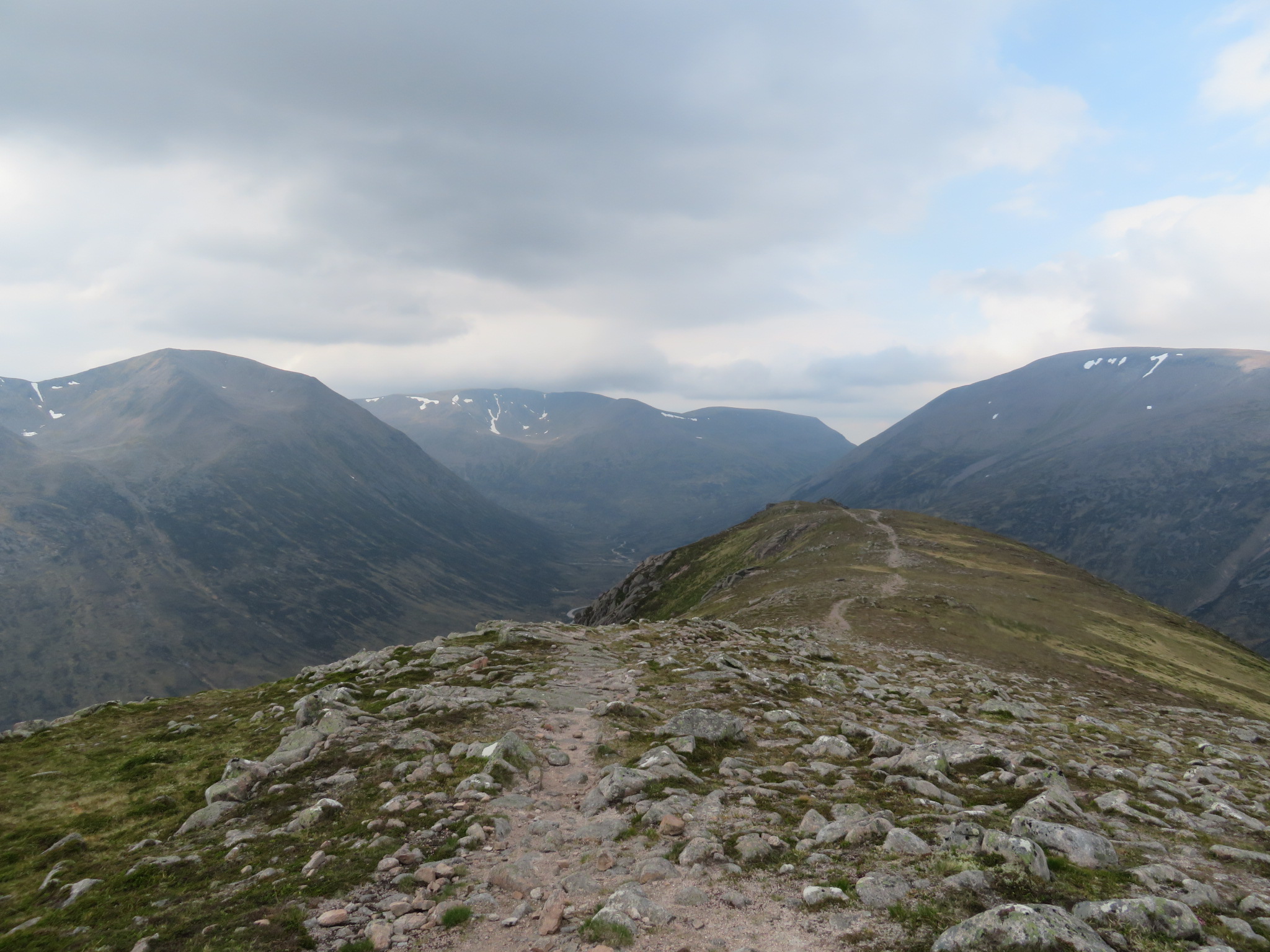 United Kingdom Scotland Cairngorms, Carn a'Mhaim, 3 of Britain's highest mountains from Carn A Mhaim ridge, Walkopedia