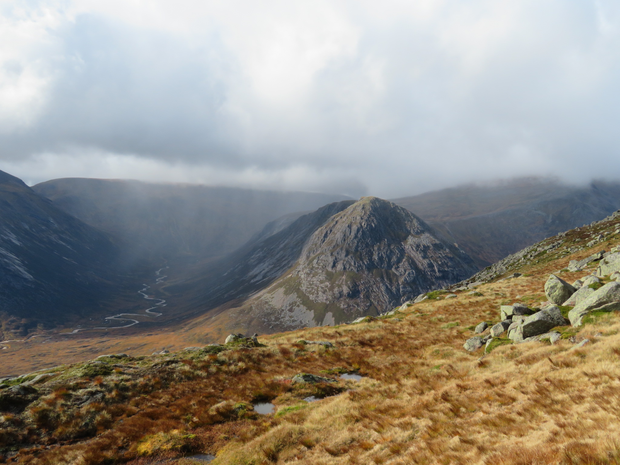 United Kingdom Scotland Cairngorms, Carn a'Mhaim, Devil's Point, rain from Carn a Mhaim, Walkopedia