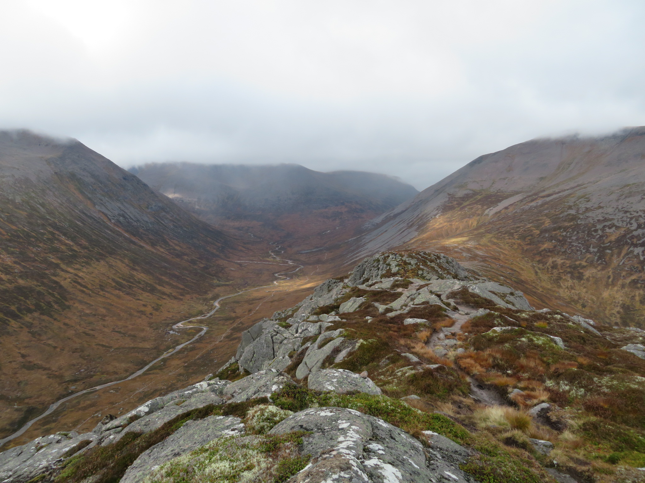 United Kingdom Scotland Cairngorms, Carn a'Mhaim, Upper Dee glen, narrow Carn a Mhain Ridge, Walkopedia