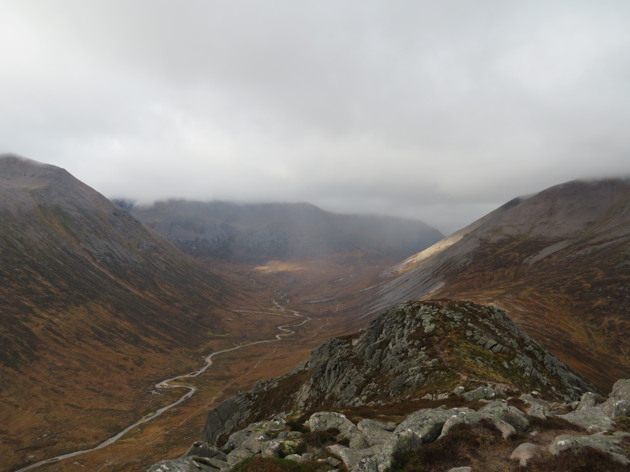 United Kingdom Scotland Cairngorms, Carn a'Mhaim, Upper Gled Dee from Carn a Mhaim, Walkopedia