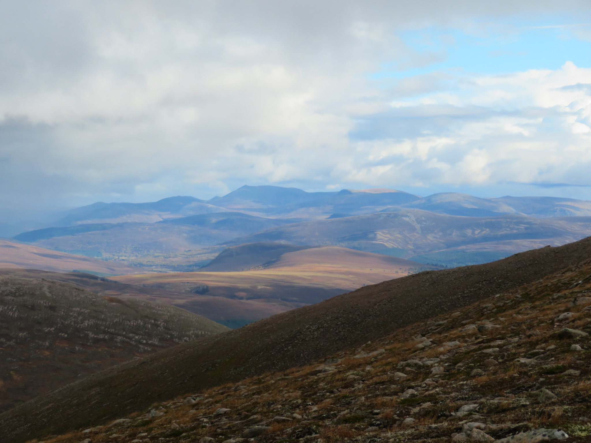 United Kingdom Scotland Cairngorms, Carn a'Mhaim, South towards Lochnagar, Walkopedia