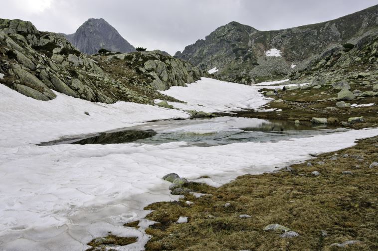 Romania Transylvania, Retezat National Park, Summer snow deep into the Retezat Mountains, Walkopedia