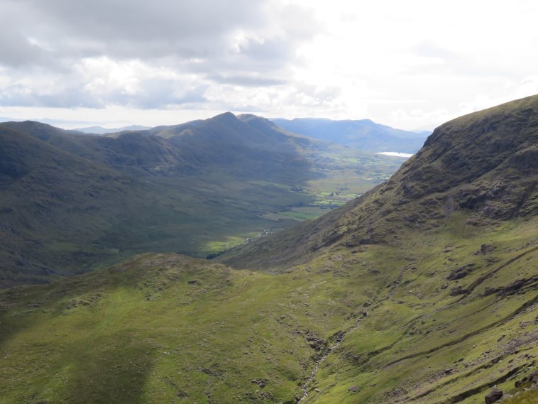 Ireland Kerry Iveragh Peninsula, MacGillycuddy's Reeks Traverse, South-west from saddle, Walkopedia