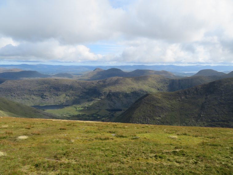 Ireland Kerry Iveragh Peninsula, MacGillycuddy's Reeks Traverse, South from Cnoc na Tionne, Walkopedia