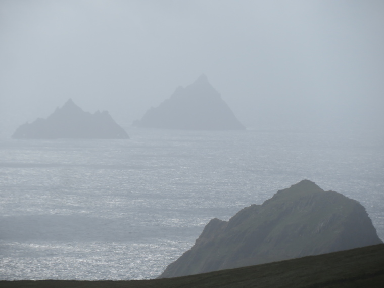 Ireland Kerry Iveragh Peninsula, Skellig Michael, Skelligs from Valentia Island, Walkopedia