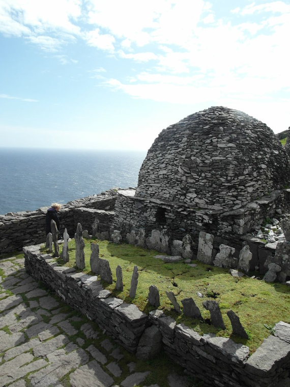 Ireland Kerry Iveragh Peninsula, Skellig Michael, Skellig Michael Monastery Graveyard , Walkopedia