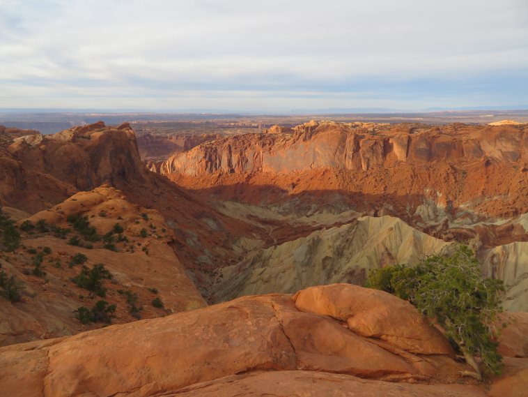USA SW: Canyonlands NP, Upheaval Dome and Syncline Loop, Upheaval Canyon exiting the crater west, Walkopedia