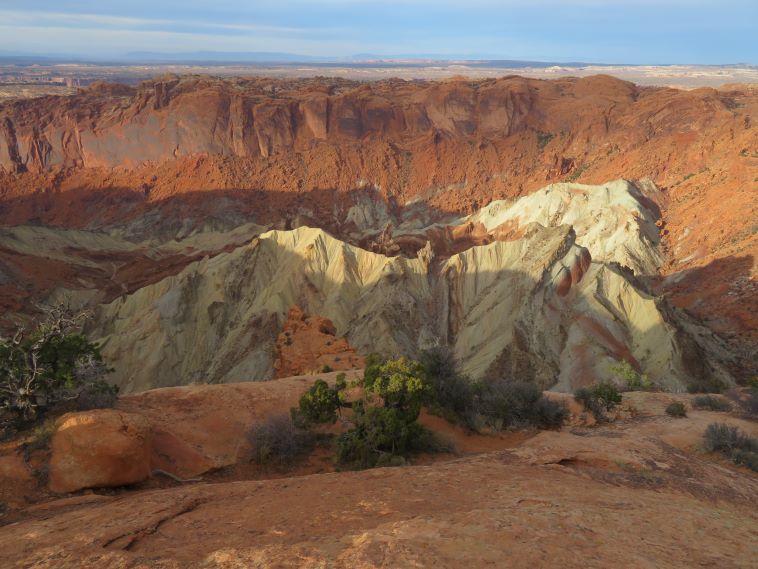 USA SW: Canyonlands NP, Upheaval Dome and Syncline Loop, Across the dome, crater, late light, Walkopedia