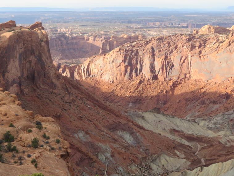 USA SW: Canyonlands NP, Upheaval Dome and Syncline Loop, Upheaval Canyon exiting the crater west towards the Colorado, Walkopedia