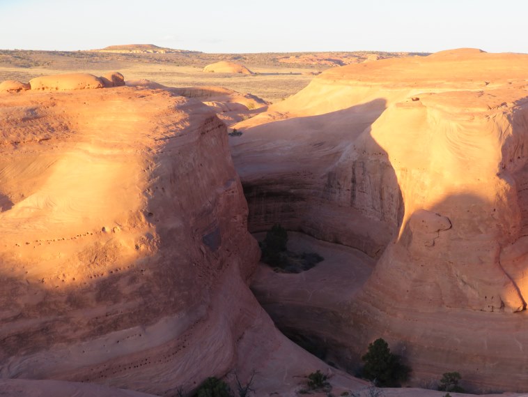 USA SW: Arches NP, Delicate Arch, Across from the trail, late light, Walkopedia
