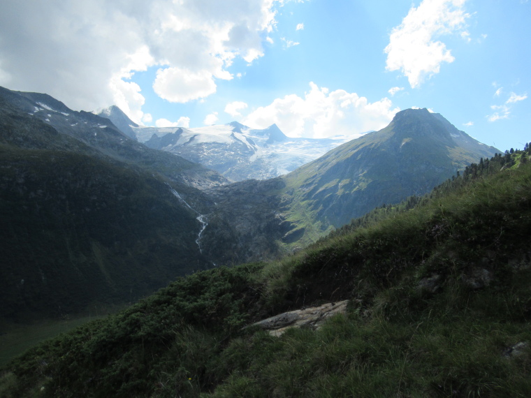 Austria Hohe Tauern, The Venediger Hohenweg , Geordie Mackesy -  West above upper Gscloss valley,  Grossvenegider behind, from northern flanks, Walkopedia