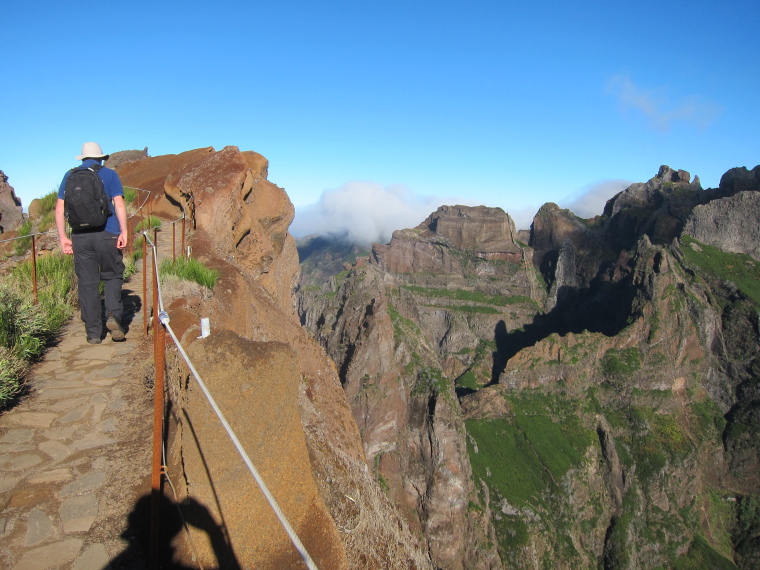 Portugal Madeira, Madeira , Knife-edge ridge north from Achado do Texeira, Walkopedia