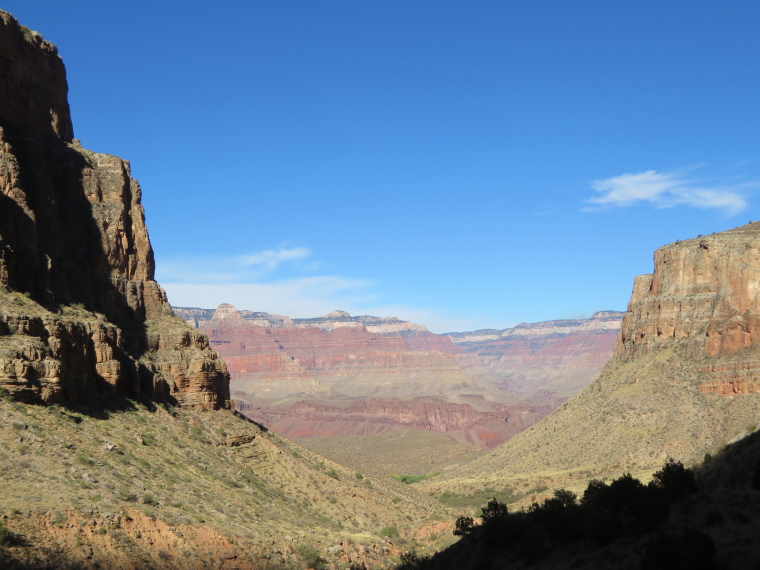 USA SW: Grand Canyon, Grand Day Loop , Bright Angel, down the canyon, afternoon light, Walkopedia