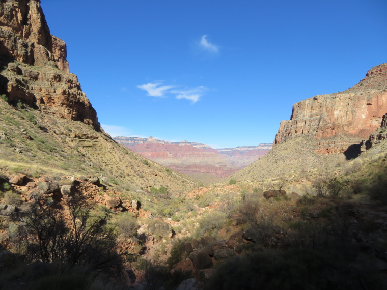USA SW: Grand Canyon, Bright Angel Trail, Down the canyon, afternoon light, Walkopedia