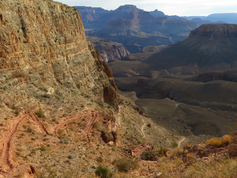 USA SW: Grand Canyon, Crossing the Canyon , South Kaibab Trail, zig-zags below Skeleton Point, Walkopedia