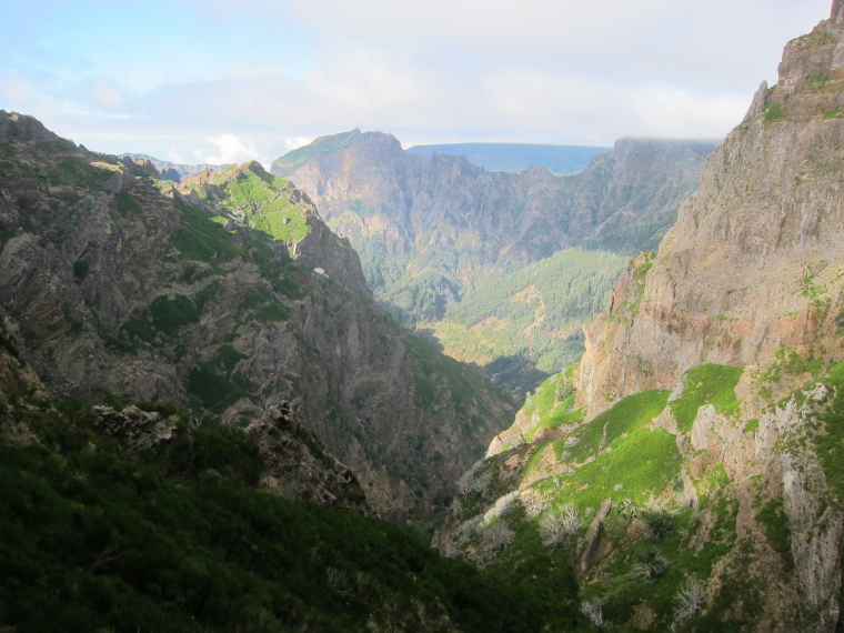 Portugal Madeira, Pico do Arieiro to Pico Ruivo, , Walkopedia