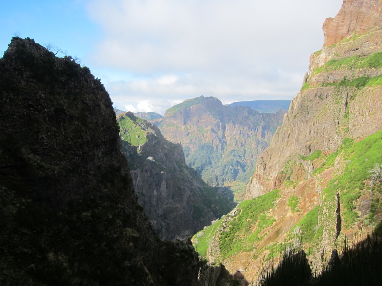 Portugal Madeira, Pico do Arieiro to Pico Ruivo, , Walkopedia