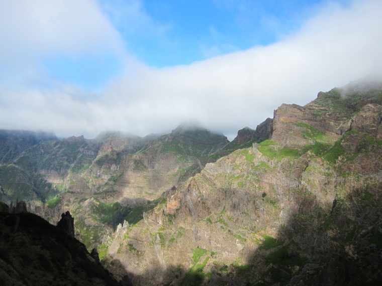 Portugal Madeira, Pico do Arieiro to Pico Ruivo, , Walkopedia