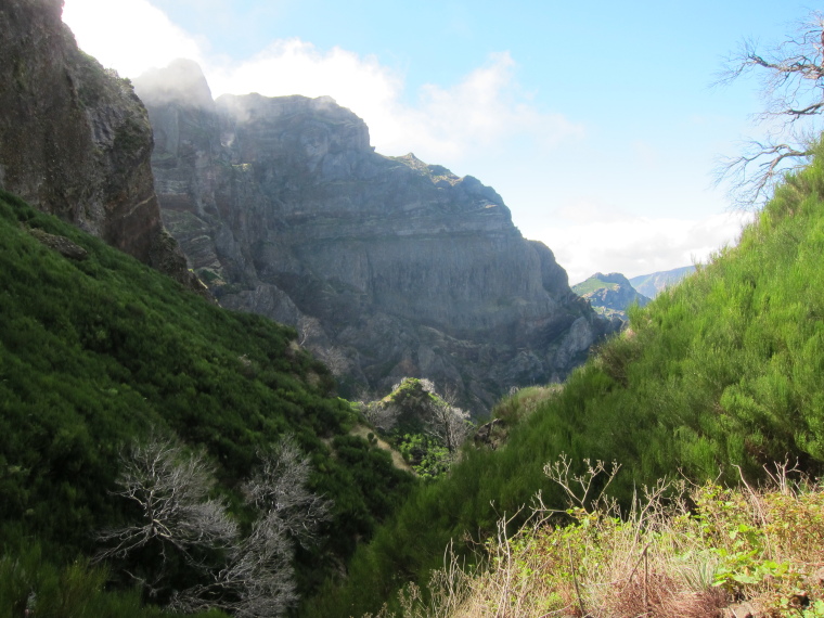 Portugal Madeira, Pico do Arieiro to Pico Ruivo, , Walkopedia