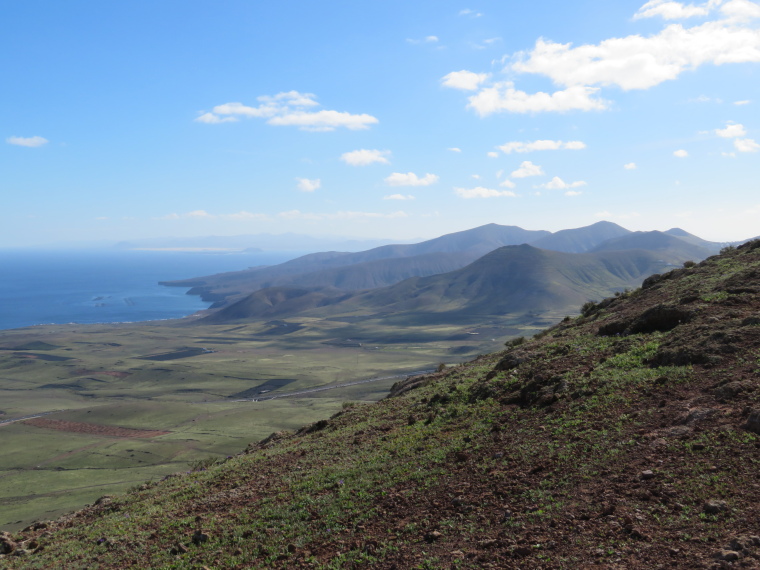 Spain Canary Islands: Lanzarote, Lanzarote, SW from Tinasoria summit, Walkopedia