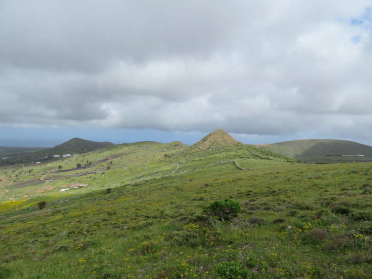 Spain Canary Islands: Lanzarote, Lanzarote, Haria - ridge between the valleys, Walkopedia