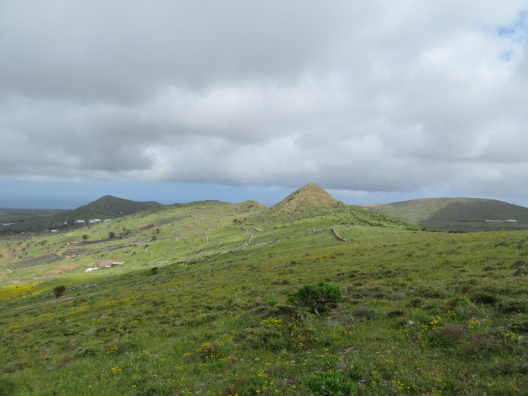 Spain Canary Islands: Lanzarote, Valleys West of Haria , Ridge between the valleys, Walkopedia