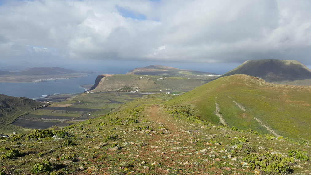 Spain Canary Islands: Lanzarote, Los Helechos and West of Maguez , Ridge to Los Helechos, Walkopedia