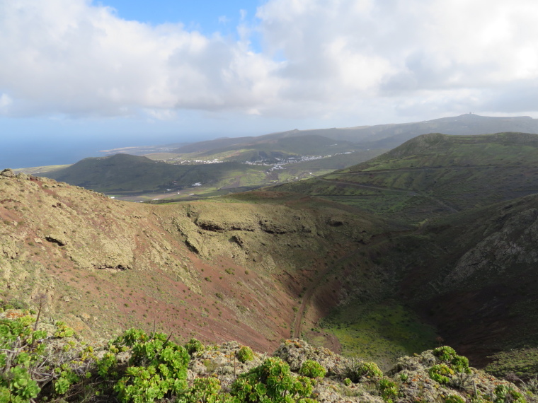 Spain Canary Islands: Lanzarote, Los Helechos and West of Maguez , La Pescosa crater, Walkopedia