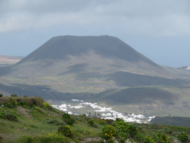 Spain Canary Islands: Lanzarote, Maguez Area  , Towards Maguez and Corona from south of Haria, Walkopedia