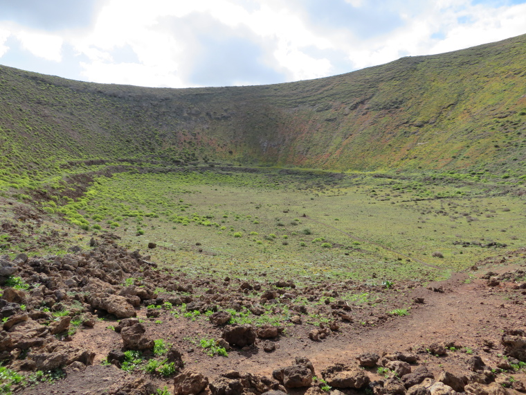 Spain Canary Islands: Lanzarote, Caldera Blanca , Montana Calderata, Walkopedia