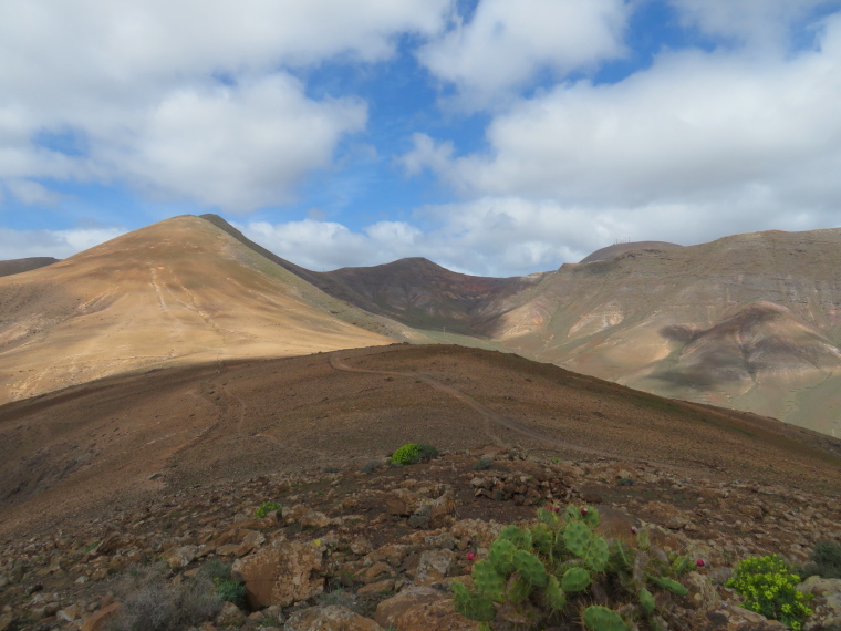 Spain Canary Islands: Lanzarote, Femes area, Looking north back to the southern ridge from Lomo de Pozo, Walkopedia