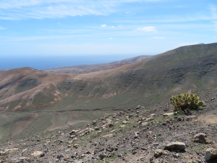 Spain Canary Islands: Lanzarote, Femes area, From south ridge picnic spot, Walkopedia