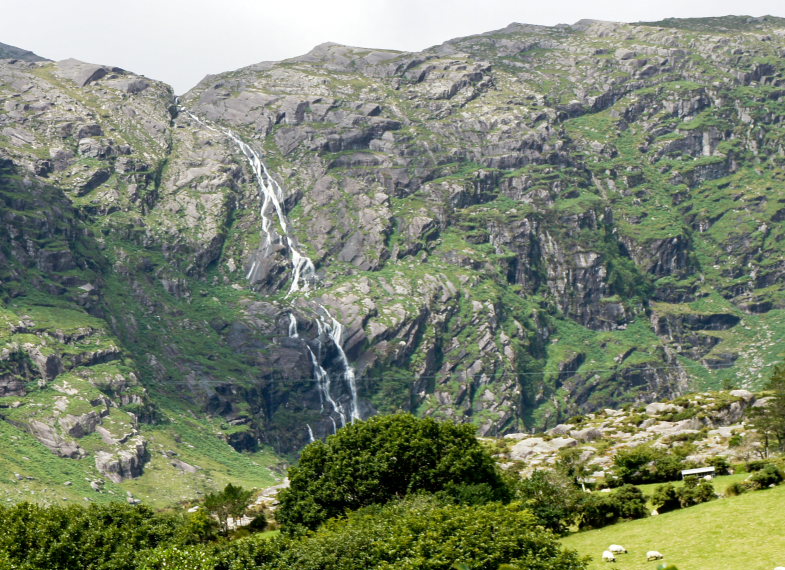 Ireland Kerry/Cork Beara Peninsula, Beara Way , Snaking waterfall on the Beara Way , Walkopedia