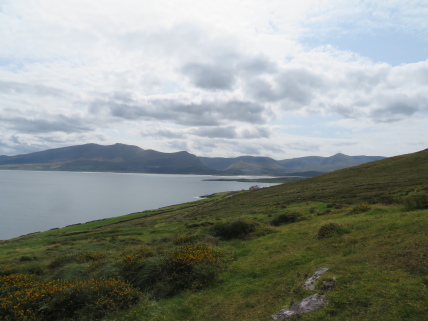 Ireland Kerry/Cork, Ireland's SW Peninsulas, Dingle - Beenoskee (L) to Slievanea from Brandon Point, Walkopedia