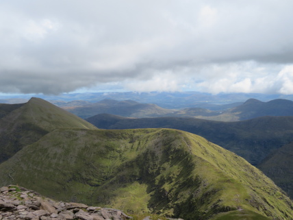 Ireland Kerry/Cork, Ireland's SW Peninsulas, Reeks, Cnoc na Tionne and Cnoc an Chuillin from Carrauntoohil summit, Walkopedia