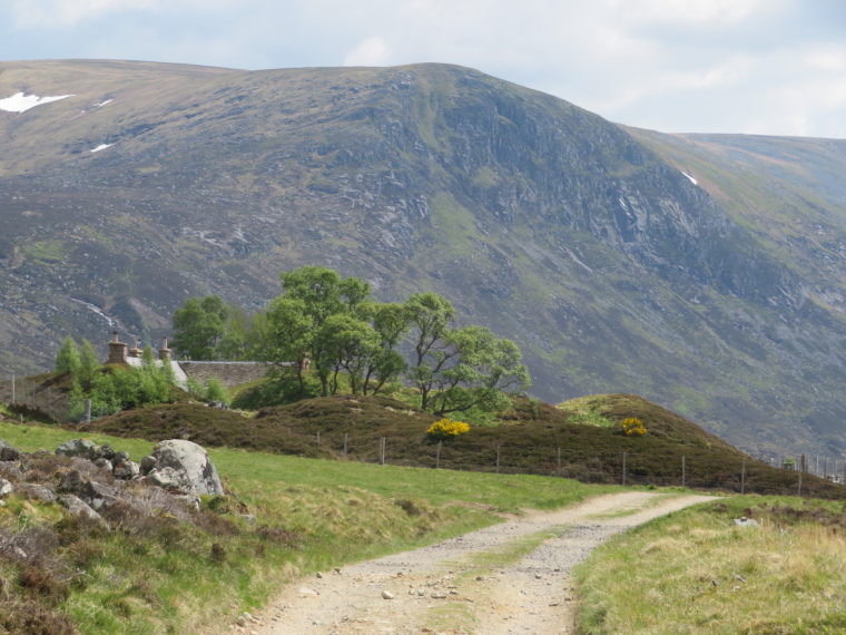 United Kingdom Scotland Cairngorms, Glen Callater, Approaching the lodge, Walkopedia