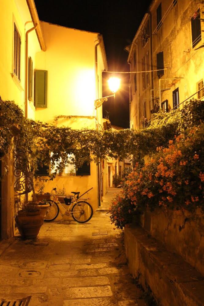 Italy, Elba GTE, Poggio by night, Walkopedia