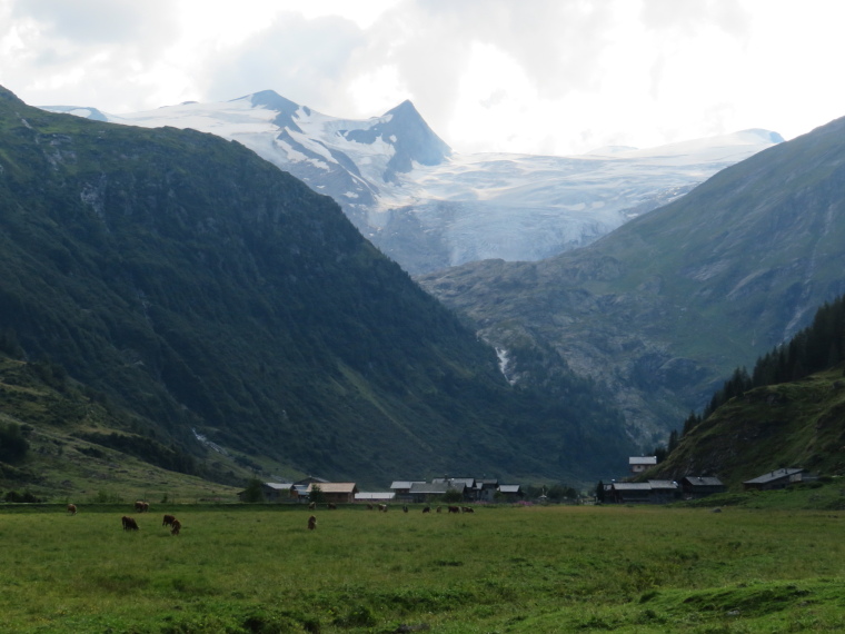 Austria Hohe Tauern, The Gschloss Valley , Upper Gscloss valley with Grossvenegider behind, Walkopedia