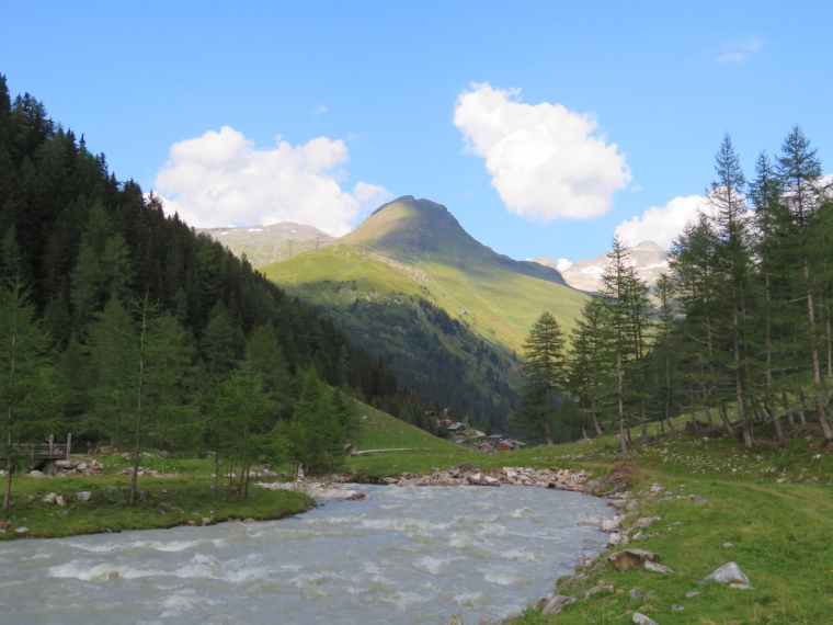 Austria Hohe Tauern, The Gschloss Valley , Walking downstream between the hamlets, Walkopedia