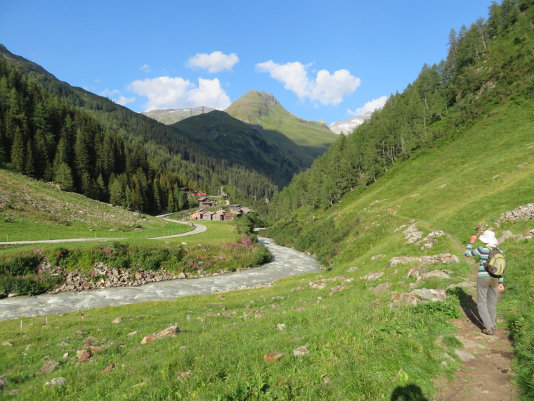 Austria Hohe Tauern, The Gschloss Valley , Walking downstream between the hamlets, Walkopedia