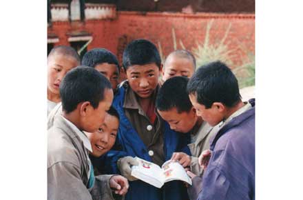 China Tibet, Tashilhunpo Kora, Tashilumpho Kora - boy monks with guidebook , Walkopedia