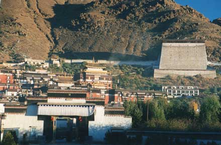 Tashilunpho, early light - © William Mackesy 2008 Tashilhunpo Kora: Tashilunpho, early light - © William Mackesy 2008