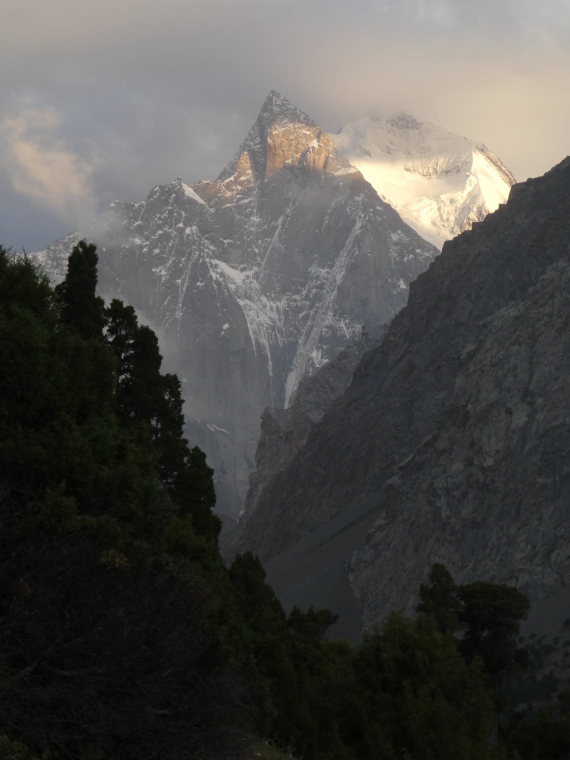 Kyrgyzstan, Pamir-Alai Mountains, Ak-suu, Walkopedia