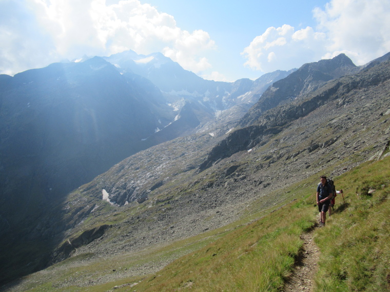 Austria Stubai Alps, Above Nurenberger Hut; Mairspitze, Wilder Freiger, Mairspitze path, looking up valley to high border ridge, Walkopedia